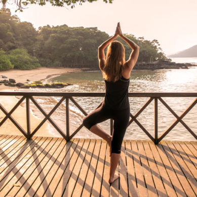 Foto da Aline em pose de meditação